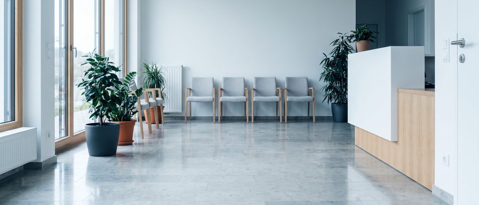 Heller, leerer Warteraum einer Ordination nach der Reinigung