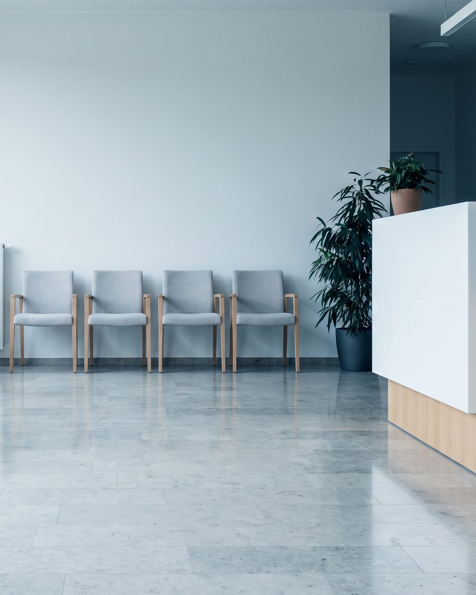 Heller, leerer Warteraum einer Ordination nach der Reinigung