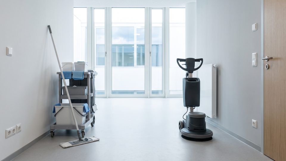 Bürogang mit Reinigungswagen links und Einscheibenmaschine rechts